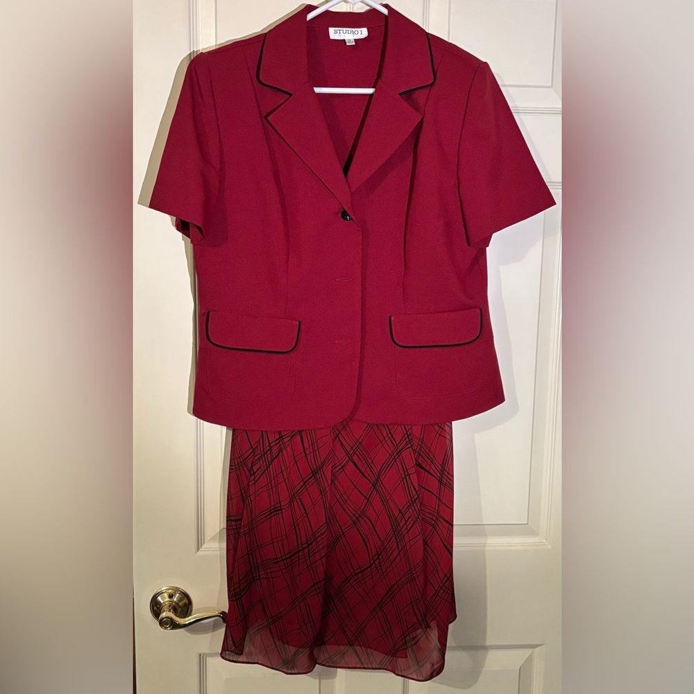 Ladies Studio 1 Red/Black short sleeve suit jacket and skirt, size 12 Excellent